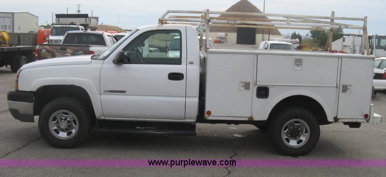 image for item H6347 2003 Chevrolet Silverado 2500HD utility truck