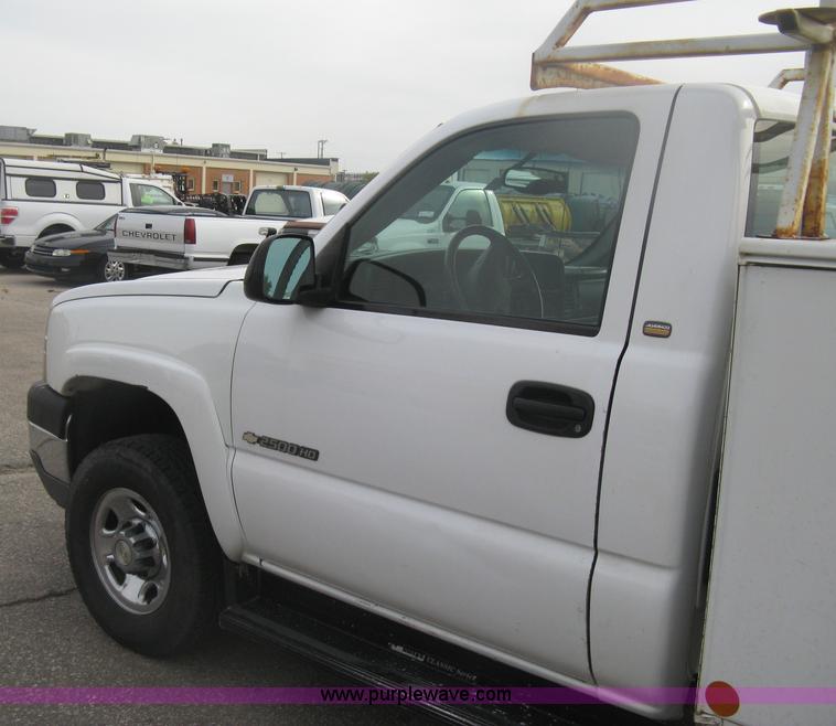image for item H6347 2003 Chevrolet Silverado 2500HD utility truck