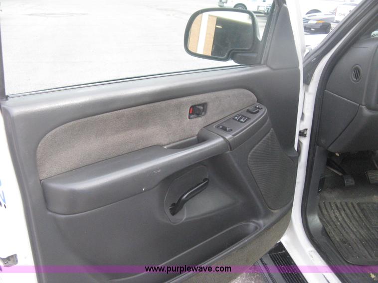 image for item H6347 2003 Chevrolet Silverado 2500HD utility truck