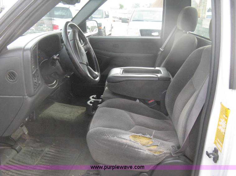 image for item H6347 2003 Chevrolet Silverado 2500HD utility truck