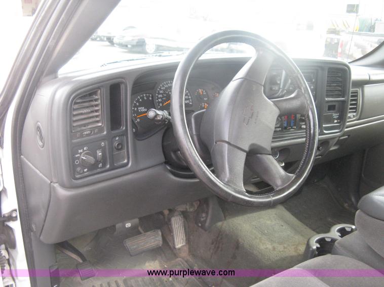 image for item H6347 2003 Chevrolet Silverado 2500HD utility truck