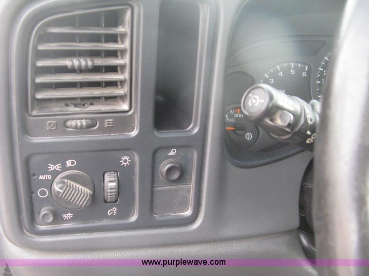 image for item H6347 2003 Chevrolet Silverado 2500HD utility truck