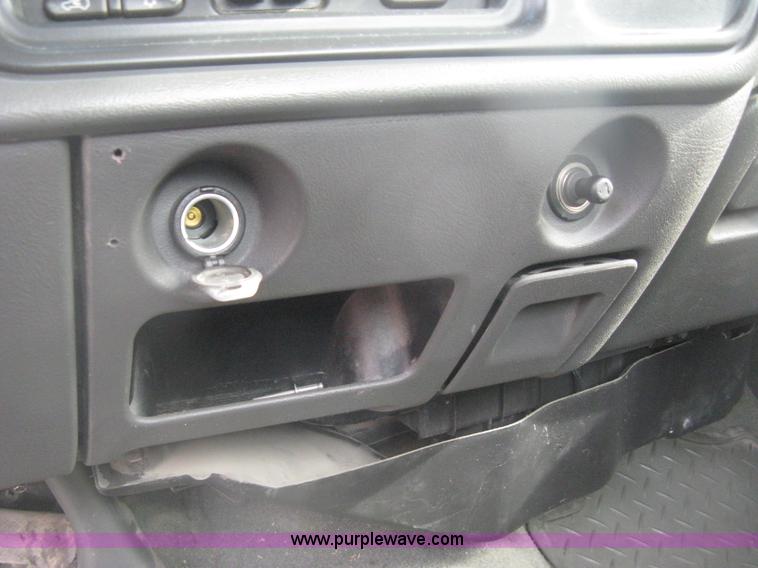 image for item H6347 2003 Chevrolet Silverado 2500HD utility truck