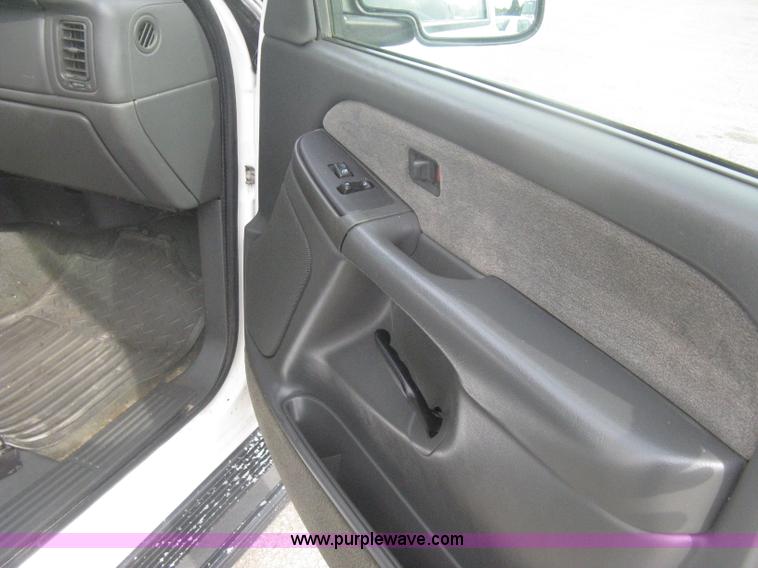 image for item H6347 2003 Chevrolet Silverado 2500HD utility truck