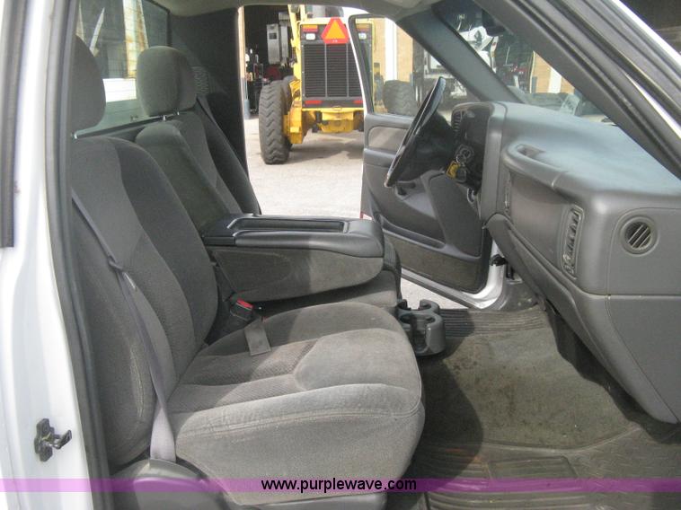 image for item H6347 2003 Chevrolet Silverado 2500HD utility truck