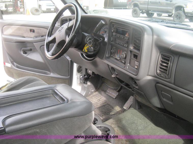 image for item H6347 2003 Chevrolet Silverado 2500HD utility truck