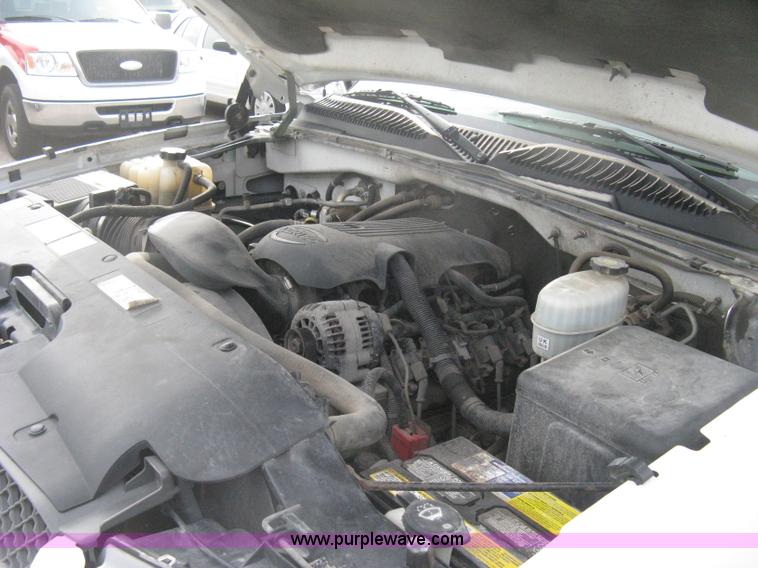 image for item H6347 2003 Chevrolet Silverado 2500HD utility truck