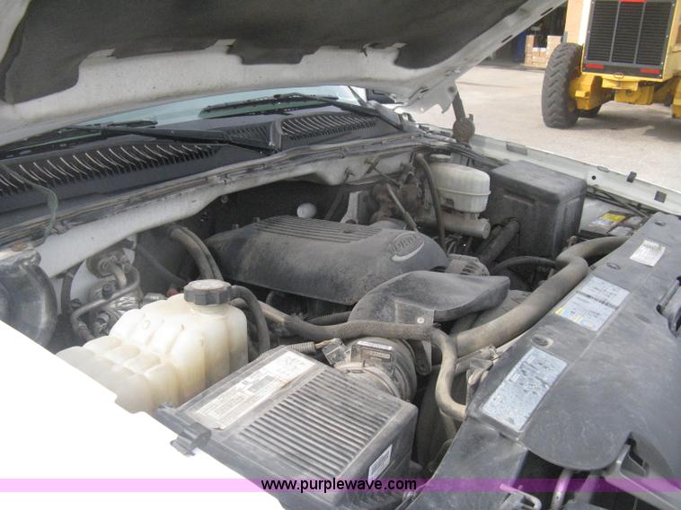 image for item H6347 2003 Chevrolet Silverado 2500HD utility truck