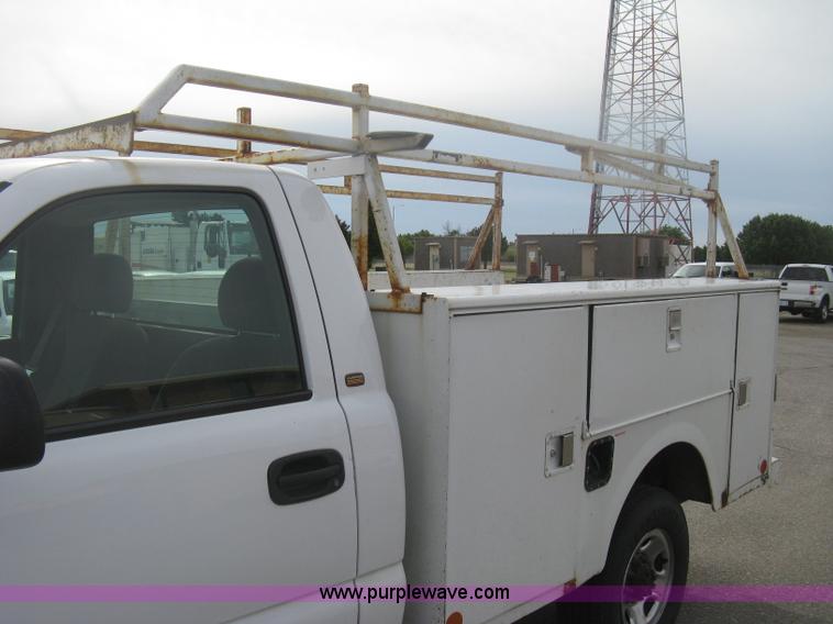 image for item H6347 2003 Chevrolet Silverado 2500HD utility truck