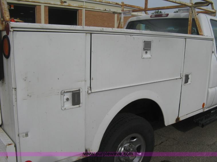 image for item H6347 2003 Chevrolet Silverado 2500HD utility truck