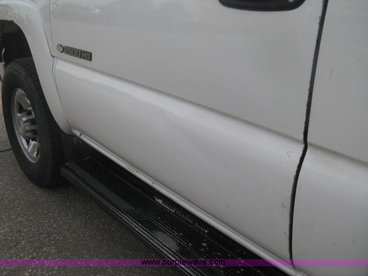 image for item H6347 2003 Chevrolet Silverado 2500HD utility truck
