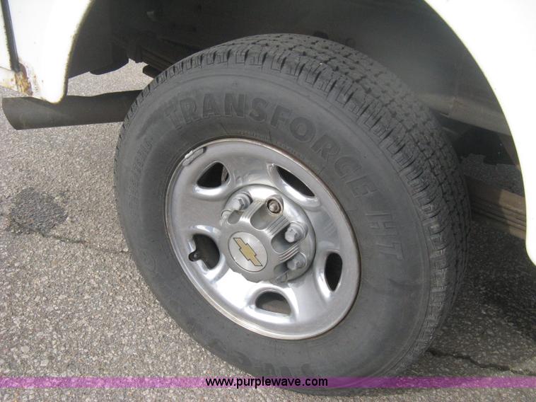 image for item H6347 2003 Chevrolet Silverado 2500HD utility truck