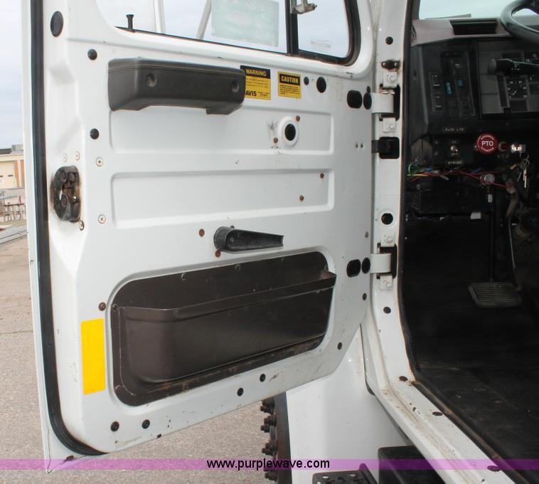 image for item H6360 1996 International 4900 flatbed dump truck