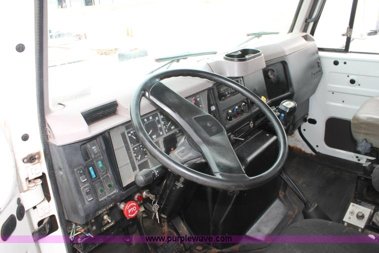 image for item H6360 1996 International 4900 flatbed dump truck