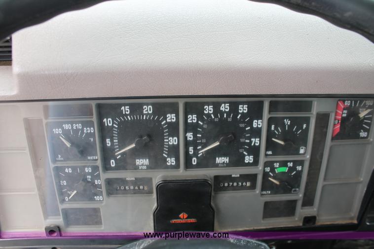 image for item H6360 1996 International 4900 flatbed dump truck