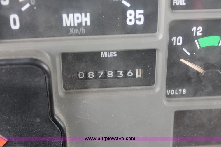 image for item H6360 1996 International 4900 flatbed dump truck