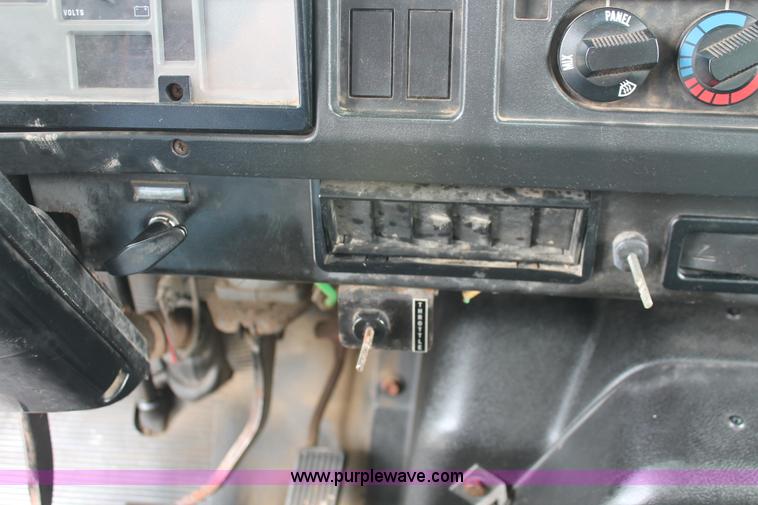 image for item H6360 1996 International 4900 flatbed dump truck