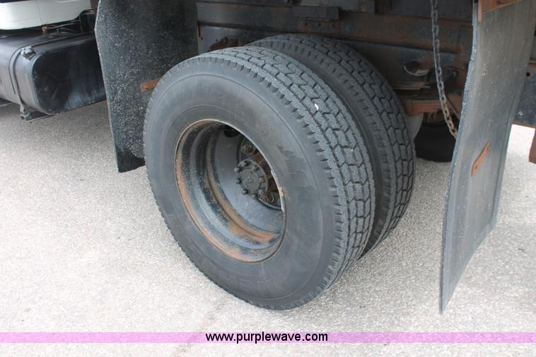 image for item H6360 1996 International 4900 flatbed dump truck