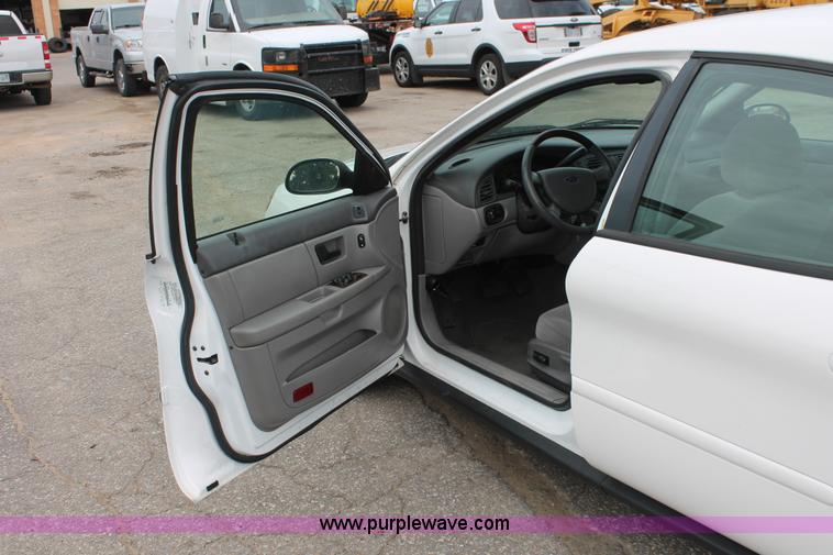 image for item H6365 2006 Ford Taurus SEL