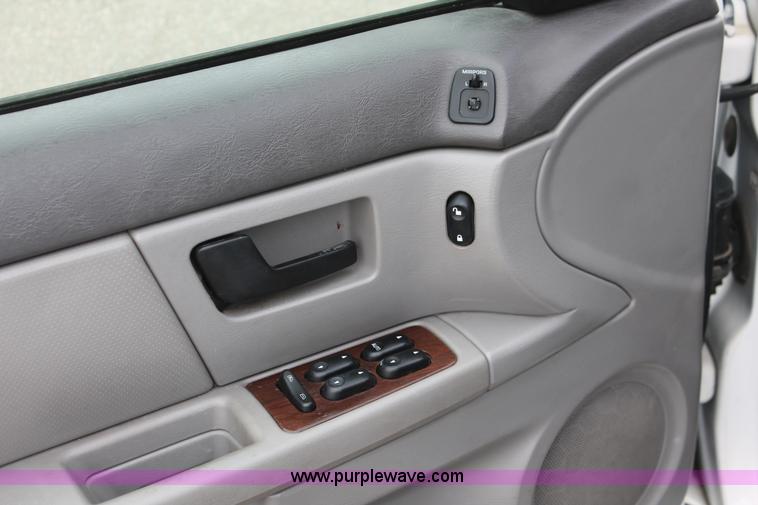 image for item H6365 2006 Ford Taurus SEL