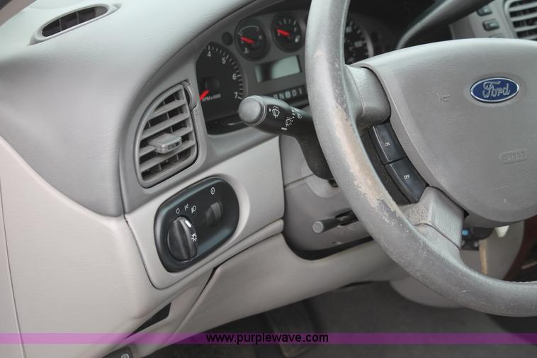 image for item H6365 2006 Ford Taurus SEL