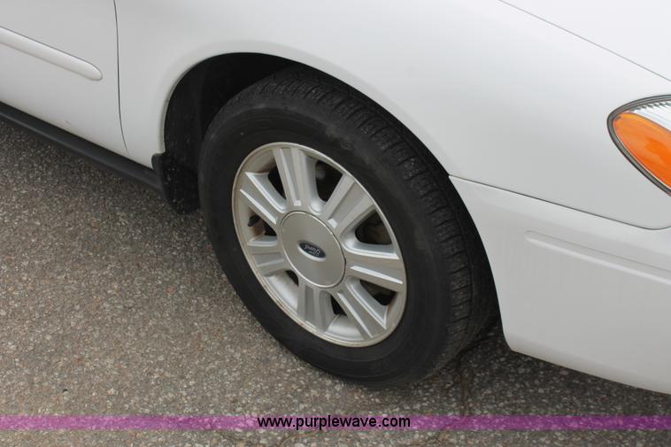 image for item H6365 2006 Ford Taurus SEL
