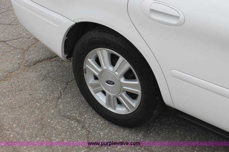 image for item H6365 2006 Ford Taurus SEL