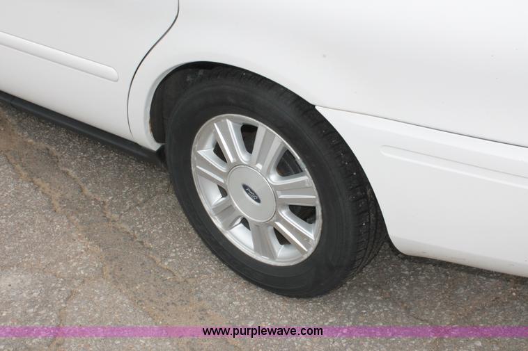 image for item H6365 2006 Ford Taurus SEL