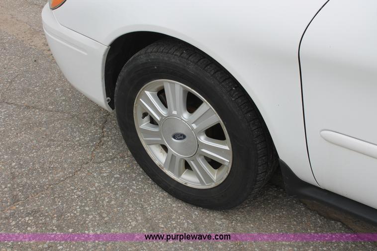 image for item H6365 2006 Ford Taurus SEL