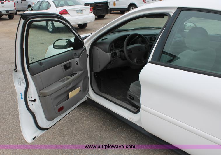 image for item H6366 2003 Ford Taurus SE