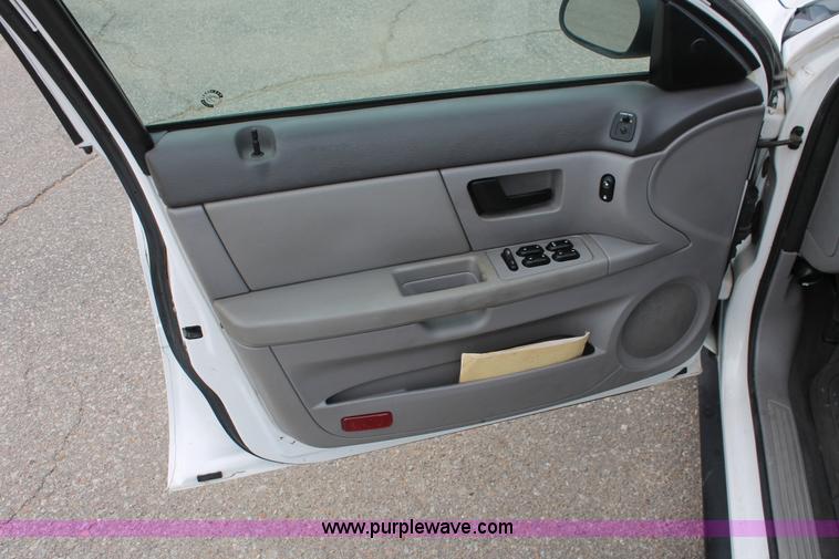 image for item H6366 2003 Ford Taurus SE