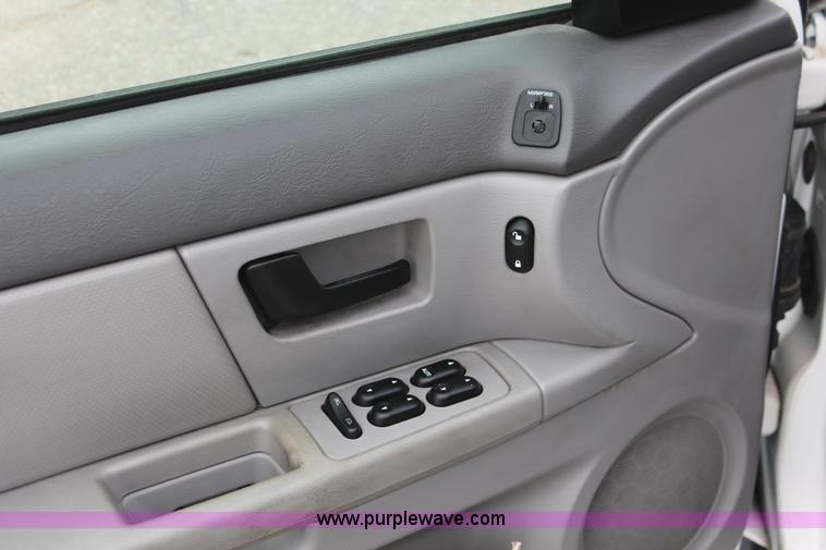 image for item H6366 2003 Ford Taurus SE