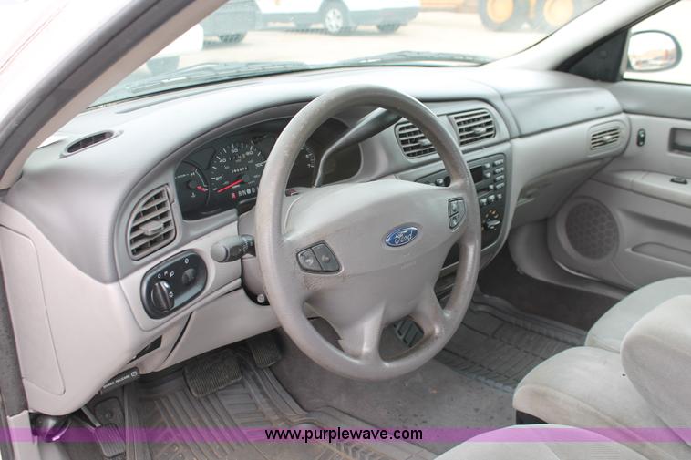 image for item H6366 2003 Ford Taurus SE