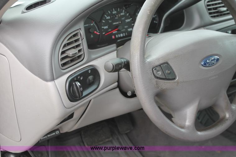 image for item H6366 2003 Ford Taurus SE