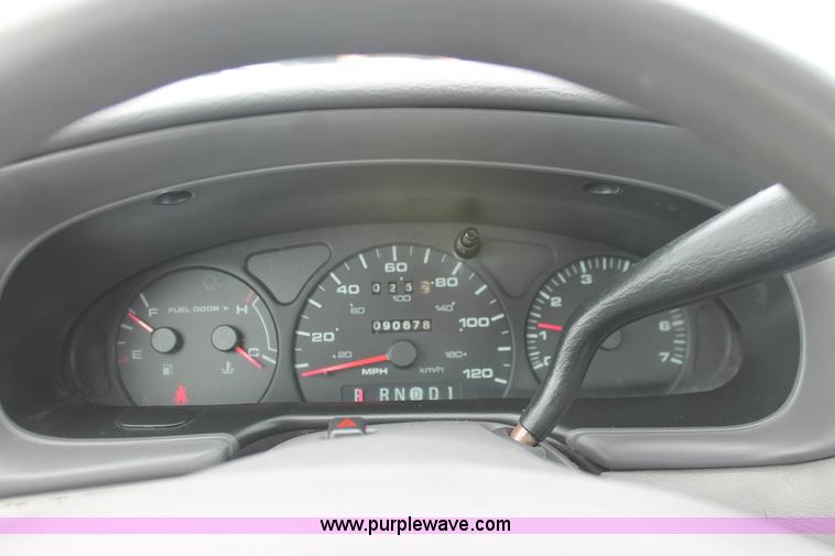 image for item H6366 2003 Ford Taurus SE