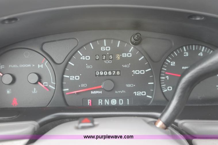 image for item H6366 2003 Ford Taurus SE