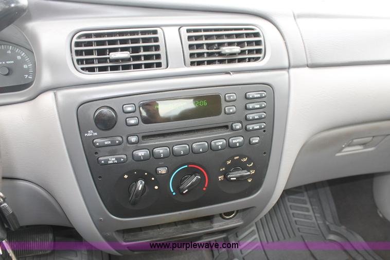 image for item H6366 2003 Ford Taurus SE