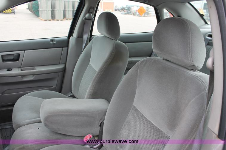 image for item H6366 2003 Ford Taurus SE