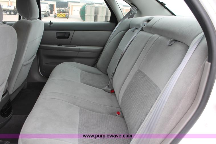 image for item H6366 2003 Ford Taurus SE