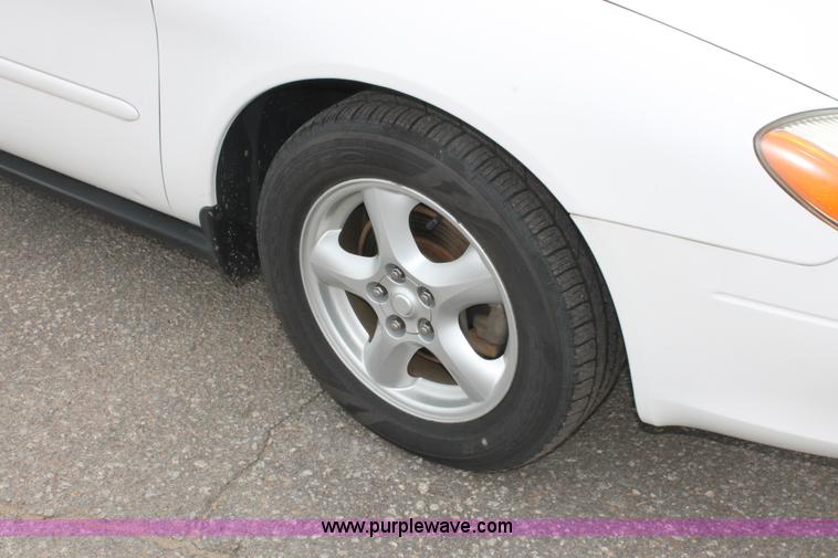 image for item H6366 2003 Ford Taurus SE