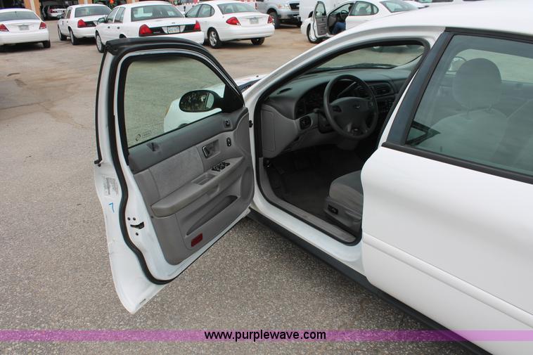 image for item H6368 2002 Ford Taurus SE