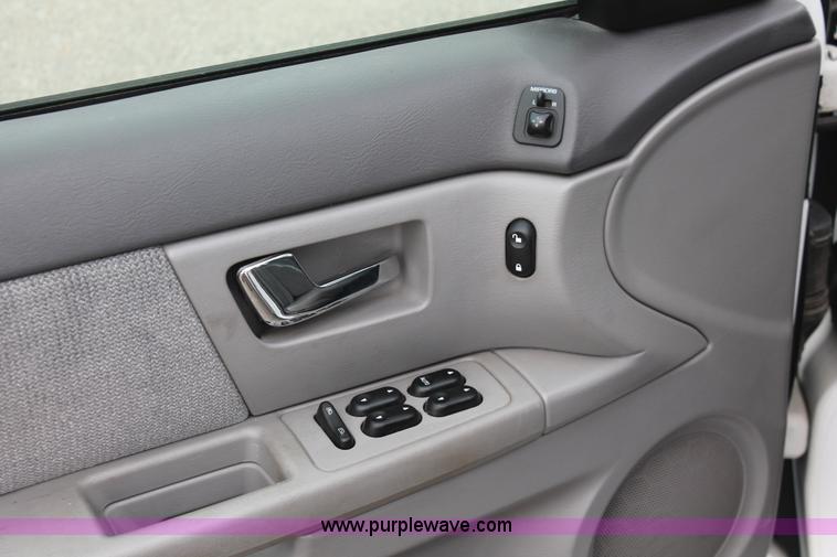 image for item H6368 2002 Ford Taurus SE