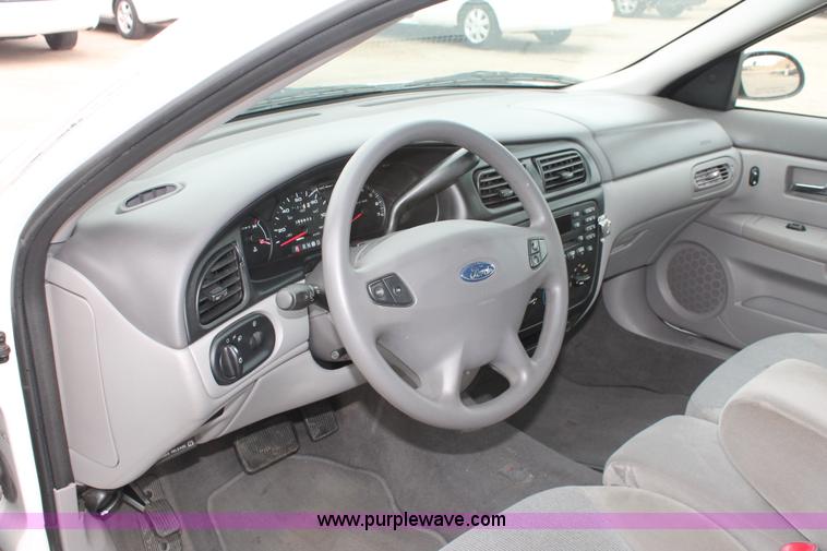 image for item H6368 2002 Ford Taurus SE