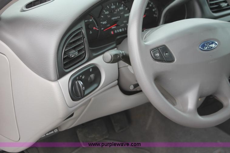 image for item H6368 2002 Ford Taurus SE