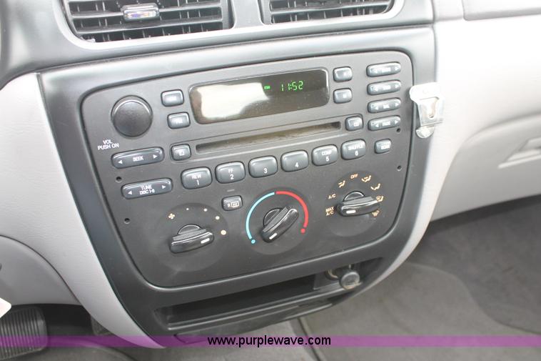 image for item H6368 2002 Ford Taurus SE