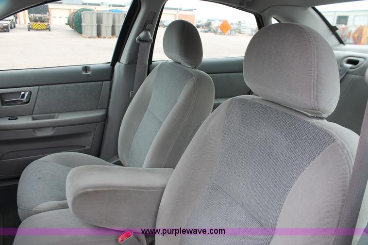 image for item H6368 2002 Ford Taurus SE