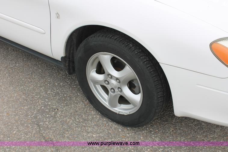 image for item H6368 2002 Ford Taurus SE