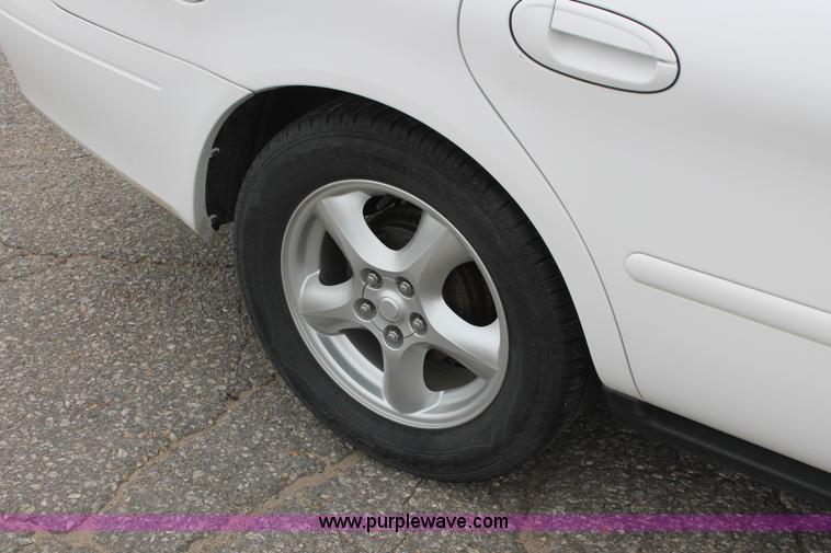 image for item H6368 2002 Ford Taurus SE