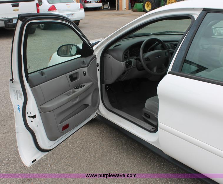 image for item H6369 2003 Ford Taurus SE