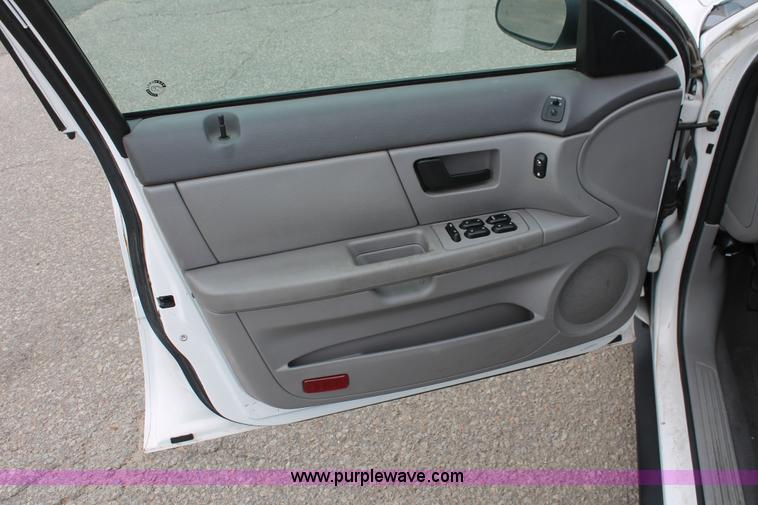 image for item H6369 2003 Ford Taurus SE